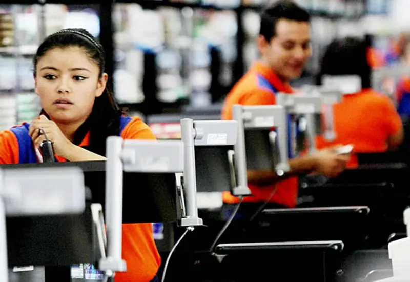 trabajadora_tienda_autoservicio