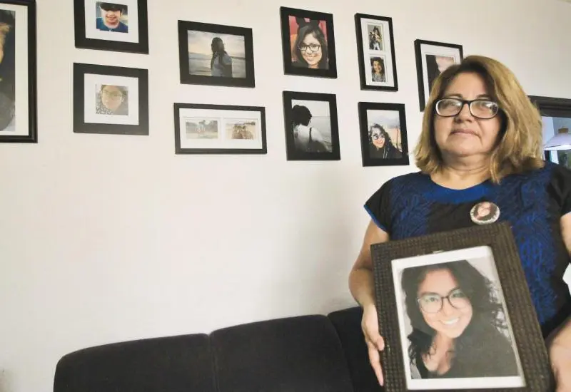 mama-con-foto-de-su-hija