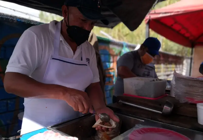 Persona preparando taco