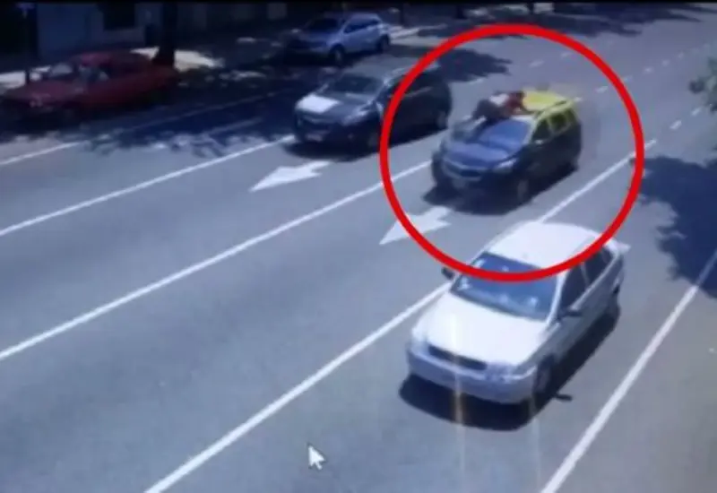 Conductor se aferró a su taxi.