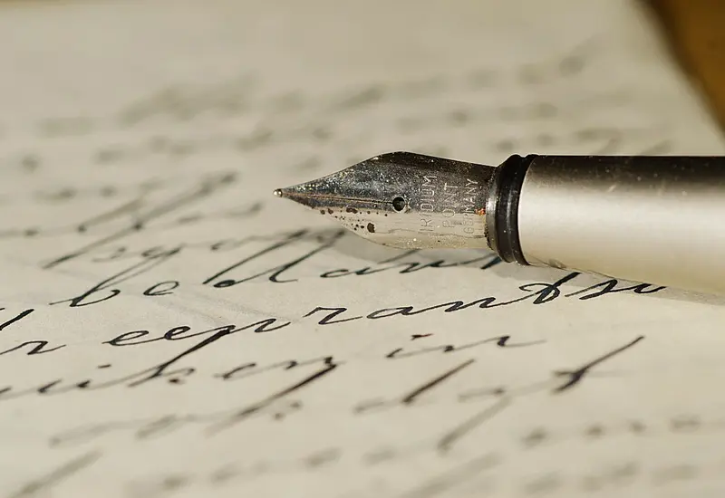 Pluma escribiendo carta