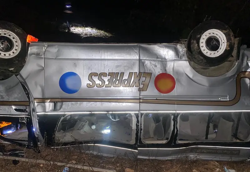 Camioneta volcada