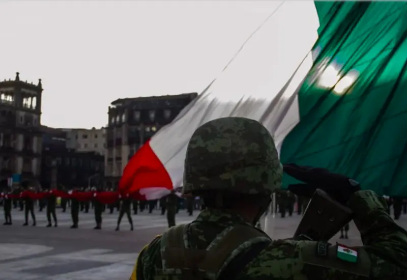 militar-saludando-bandera-de-mexico