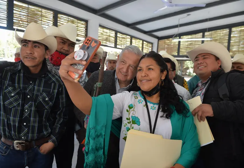 amlo-y-militantes-yaquis