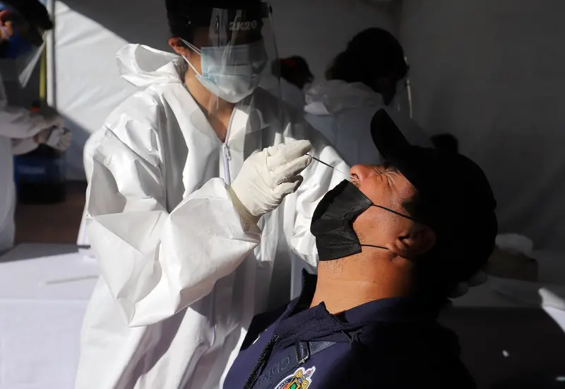 personal-medico-realizando-prueba-covid