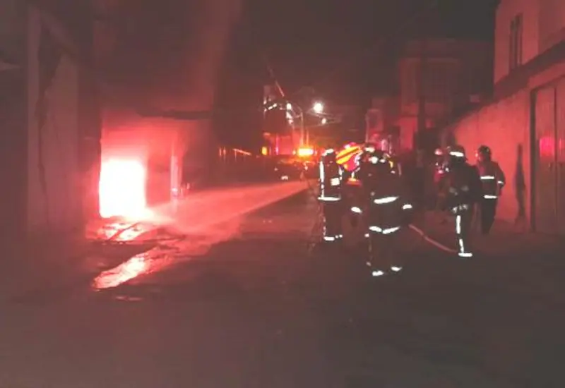 bomberos_apagando_incendio