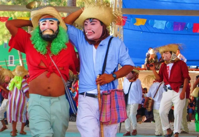Personas en carnaval 