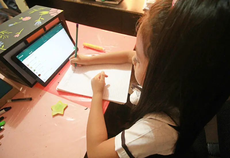 niña-tomando-clases-en-linea