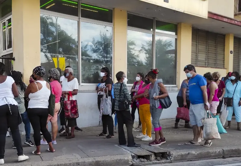 paqueteria-servicio-fila-de-personas 