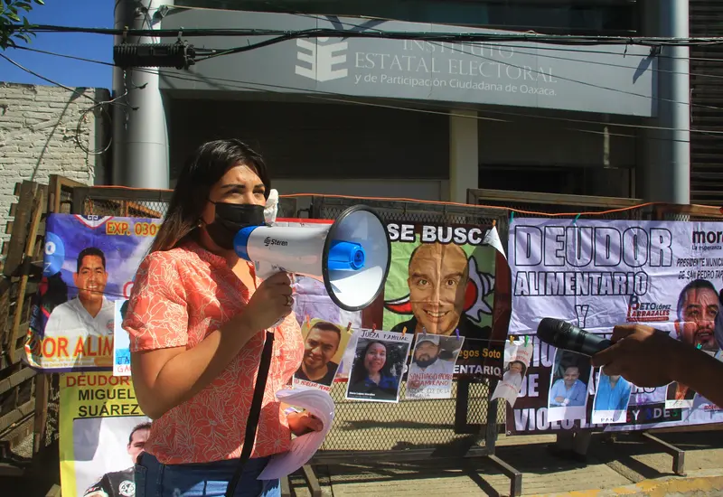 mujer-en-protesta-con-megafono