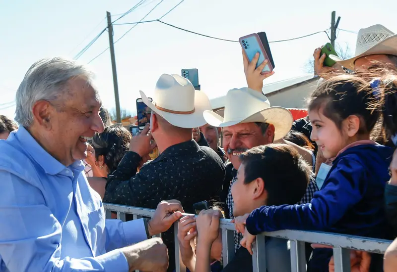 amlo-saludando-a-militantes