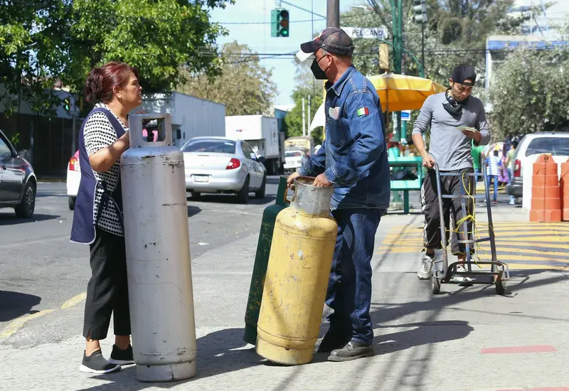 personas-transportando-gas
