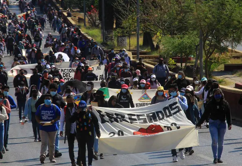 normalistas-marchan-exigen-contratacion-sin-examen