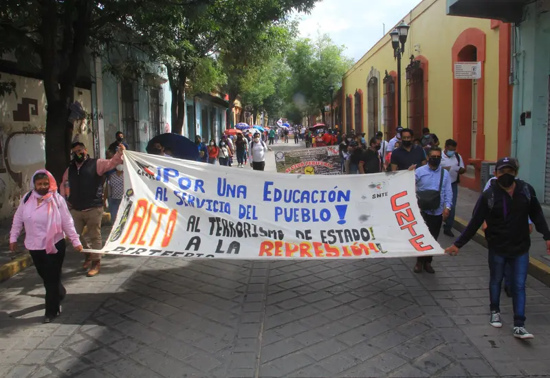 maestros-marchando