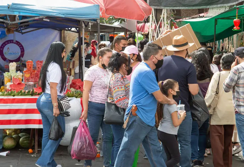 personas-en-un-tianguis 