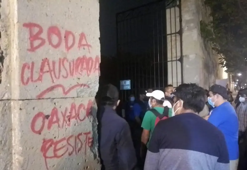 manifestantes_junto_a_pintas