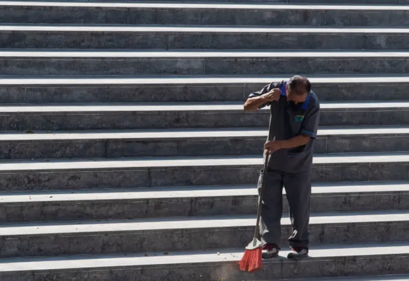 persona-barriendo
