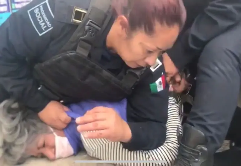 policias-sometiendo-a-adulta-mayor 