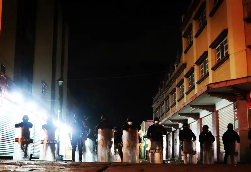 policias-cuidan-zocalo-de-ambulantes 