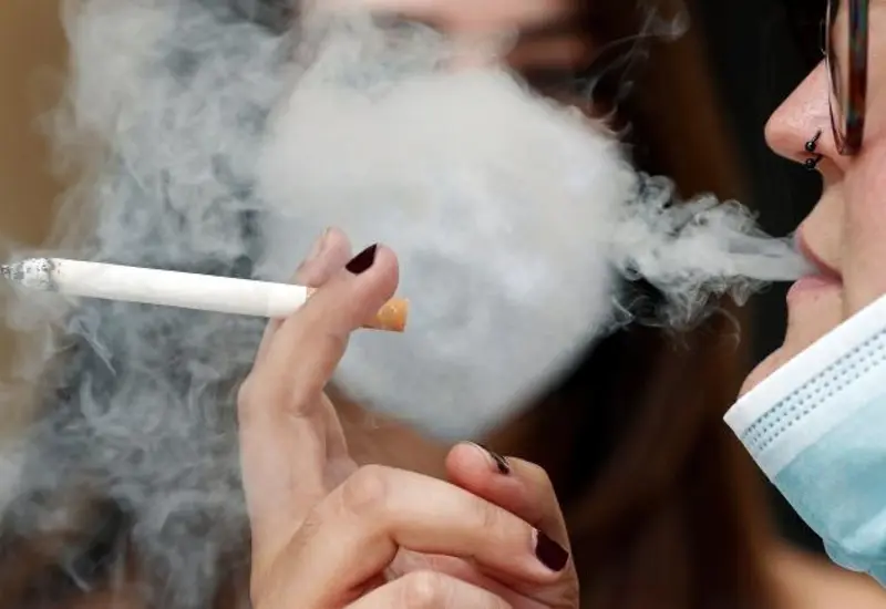 mujer_fumando