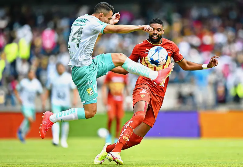 futbolistas-disputan-el-balon