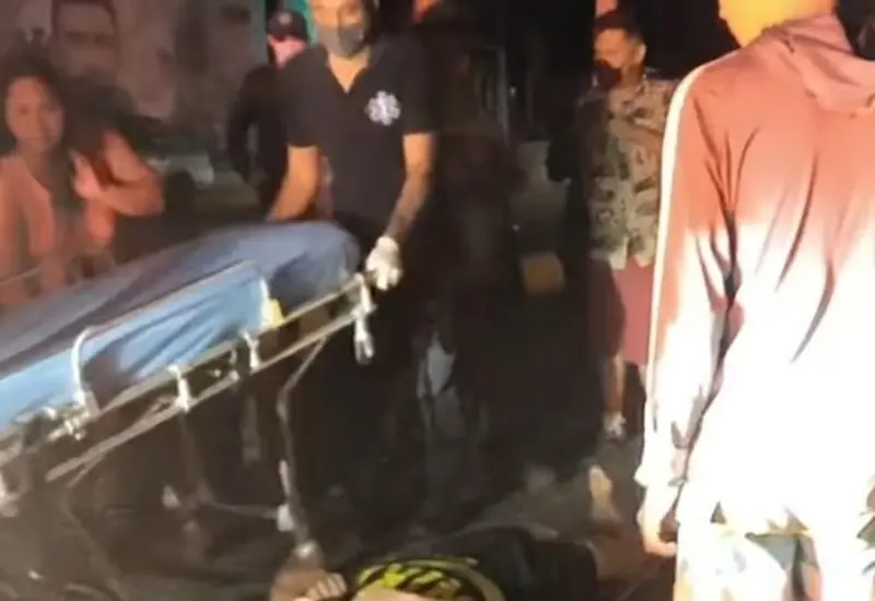 ambulancia-auxiliando-a-persona