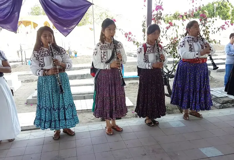mujeres-tocando-clarinetes