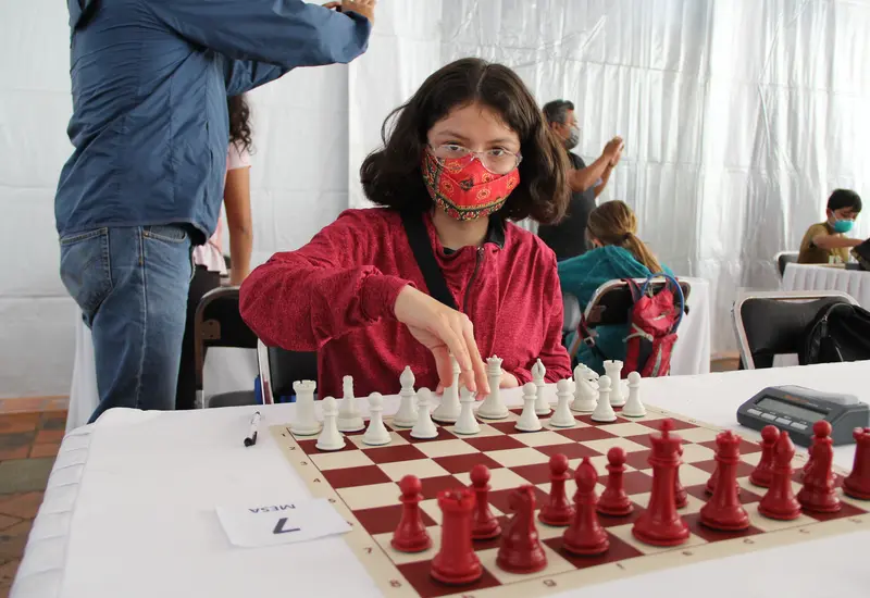 niña-jugando-ajedrez