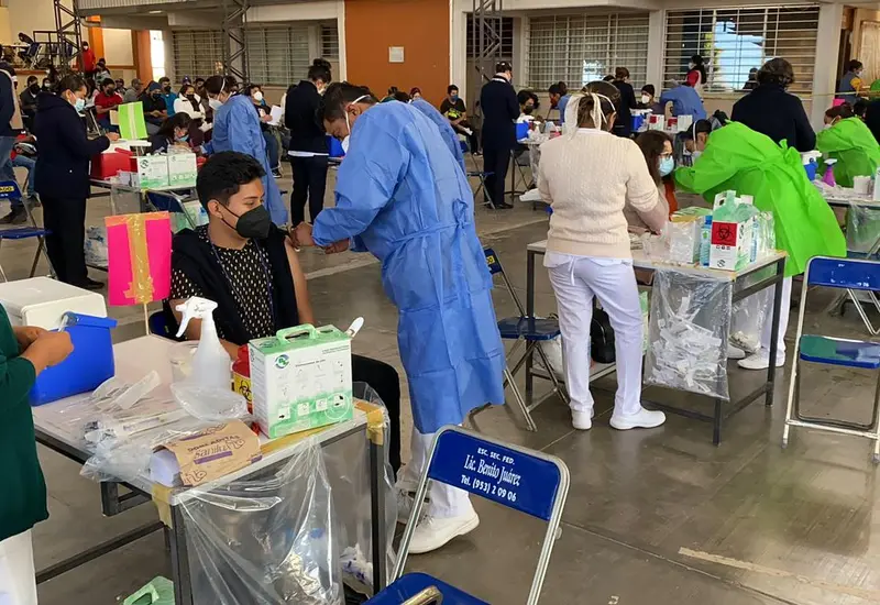 personal-medico-vacunando