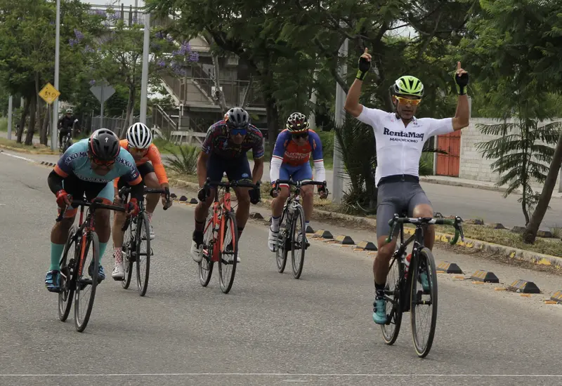 Jorge Luis Santiago cruzó la meta en primer lugar