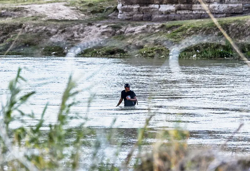 hombre_cruzando_rio