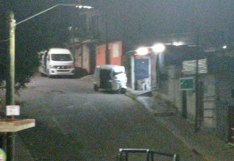 mototaxi-en-puesto-de-hamburguesas
