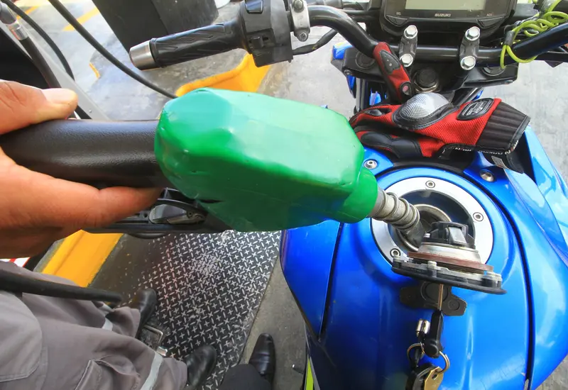 Gasolina ronda los 25 pesos por litro.