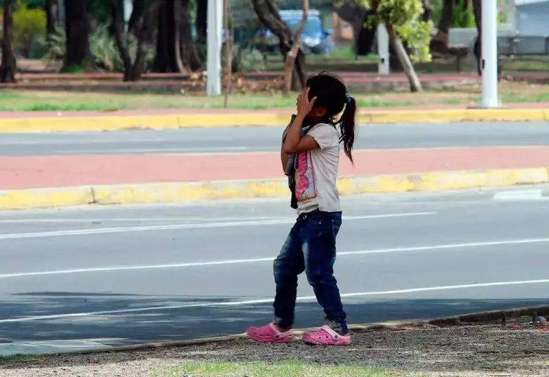 niña-en-la-calle 