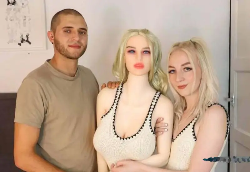 Pareja con muñeca