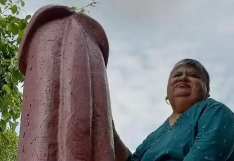 mujer-con-estatua-de-pene