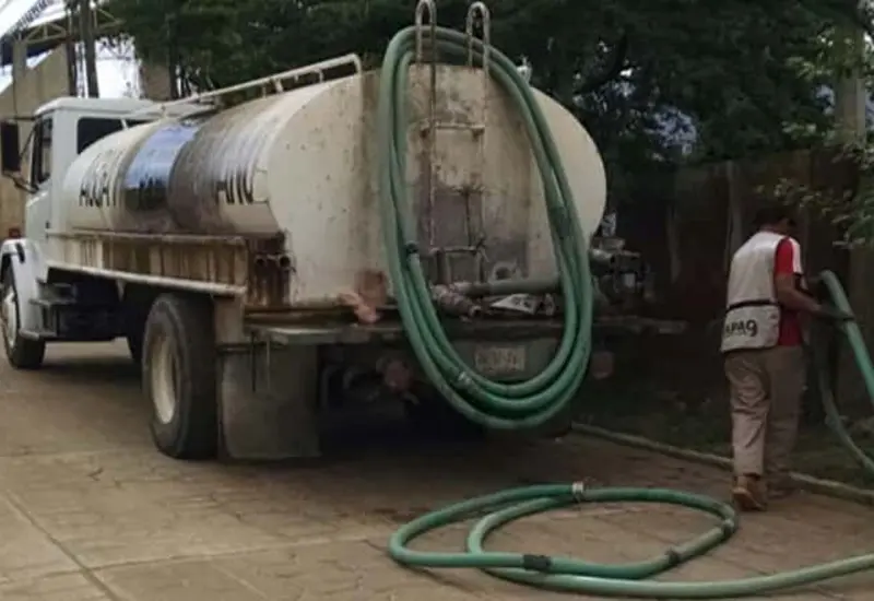 pipa-de-agua-y-trabajador