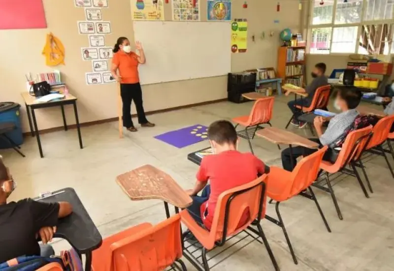 alumnos-en-salon-de-clases 