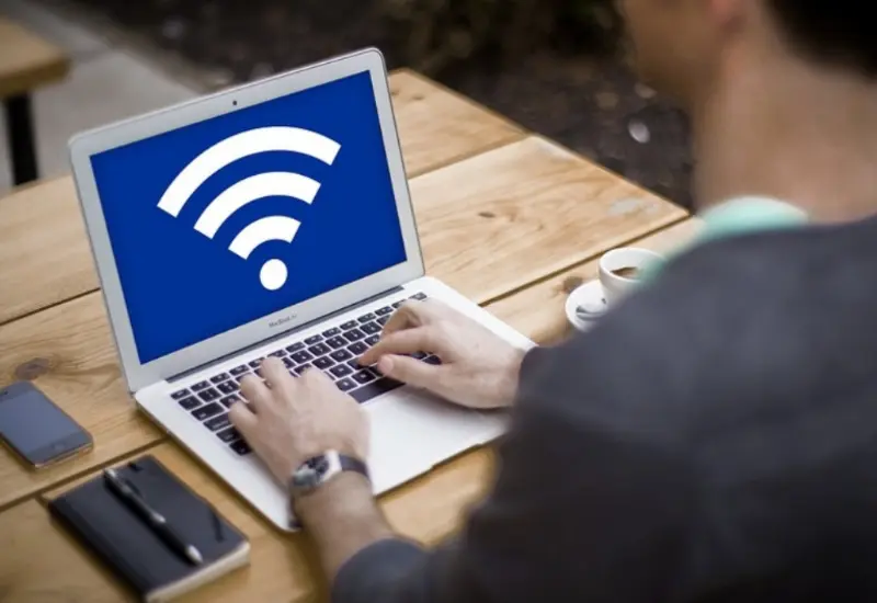 computadora-con-wifi
