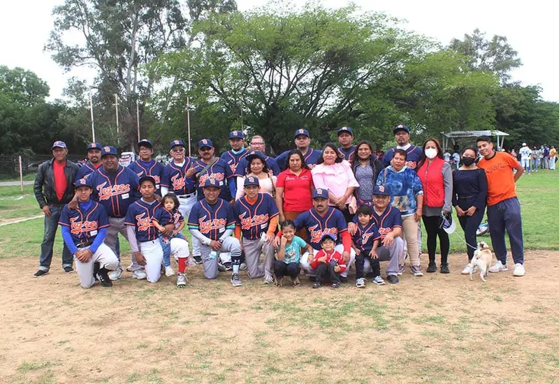 El equipo Tigres en la foto del recuerdo.  