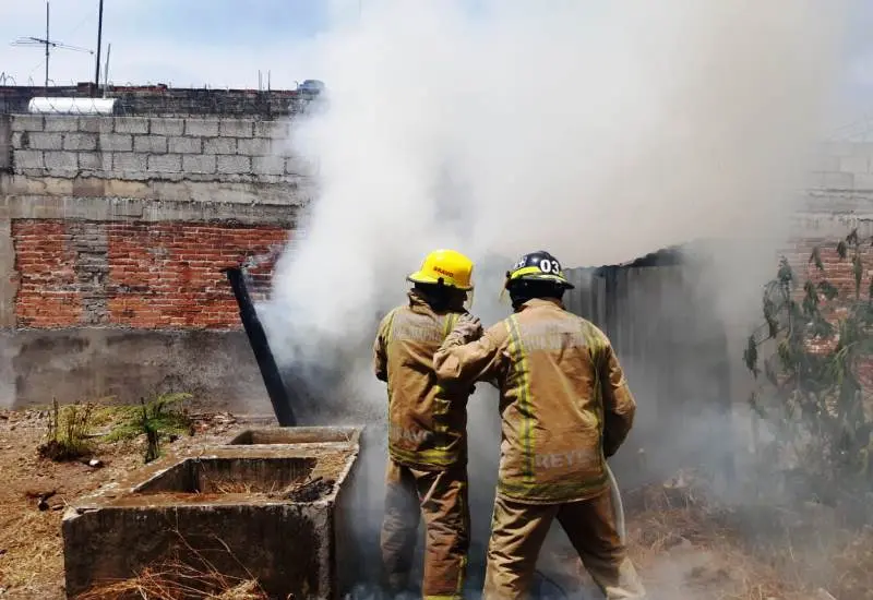 bomberos_combaten_incendio