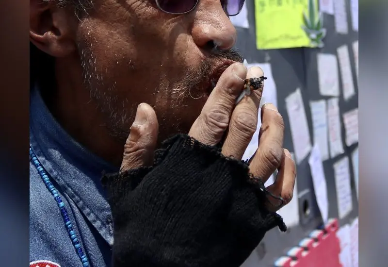 persona_fumando_cannabis