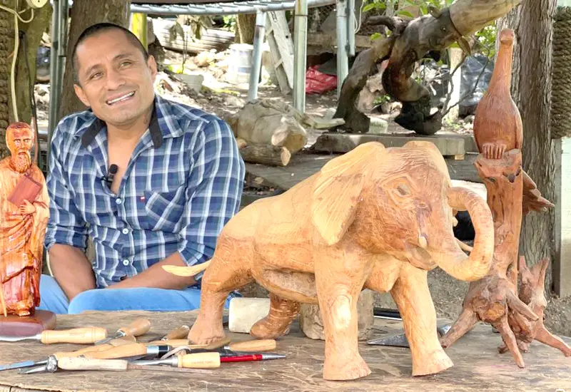edgardo-con-obras-de-madera