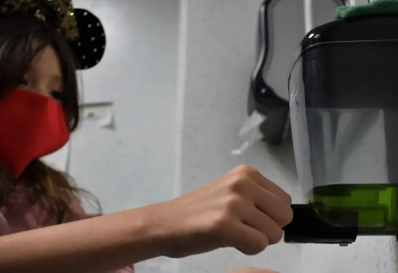 niña_lavandose_las_manos