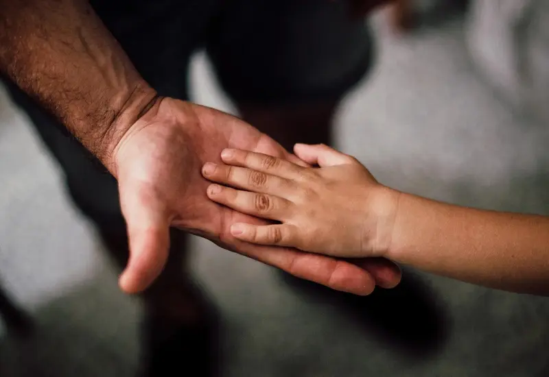 mano_de_adulto_y_de_nino