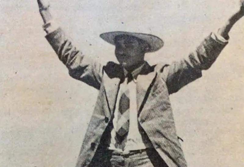 sujeto-de-traje 