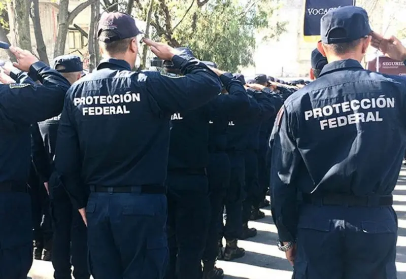 policias-en-fila