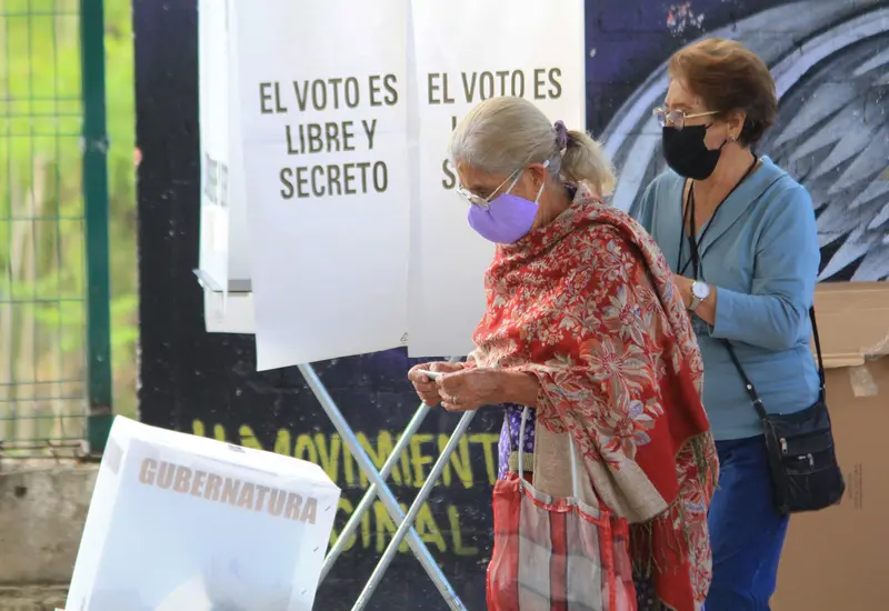 señora_votando