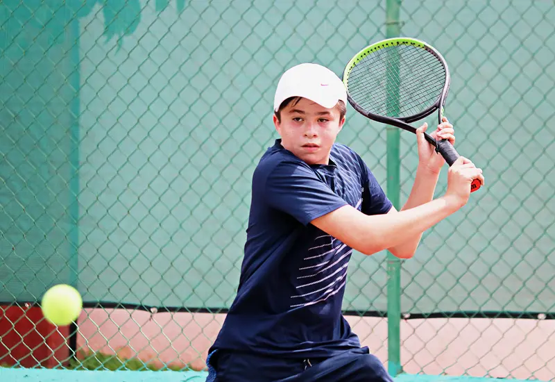 joven_jugador_de_tenis