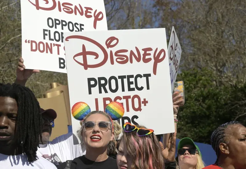 empleados_de_disney_protestan_contra_ley_anti_lgbttiq